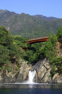トローキの滝と赤い橋（C）西川高司